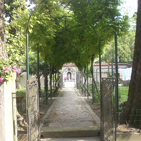 卡萨卡博尔鲁特旅馆 *